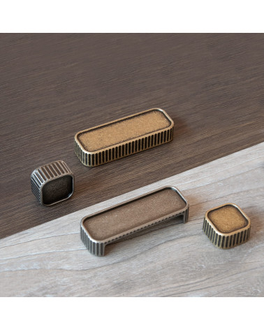 Maniglia per mobile WEGA maniglia design posata su una superficie in legno