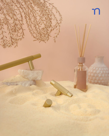 Maniglia per mobile anodo oro/oro opaco VENDÉ maniglia design presentata su una decorazione sabbiosa