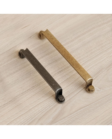 Maniglia per mobile DUBLIN maniglia design presentata su un pannello in legno chiaro