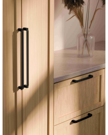 Maniglia per mobile nera opaca AMARO – maniglia design montata su un mobile in legno chiaro