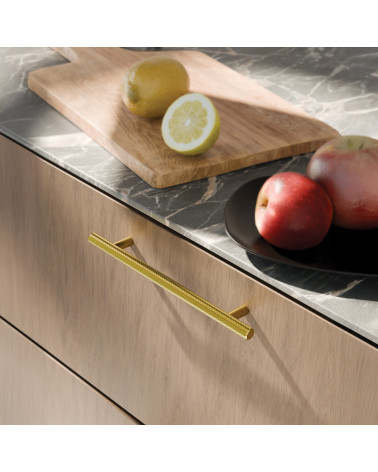 Maniglia per mobile oro lucido CRUSO maniglia design montata su un mobile in legno