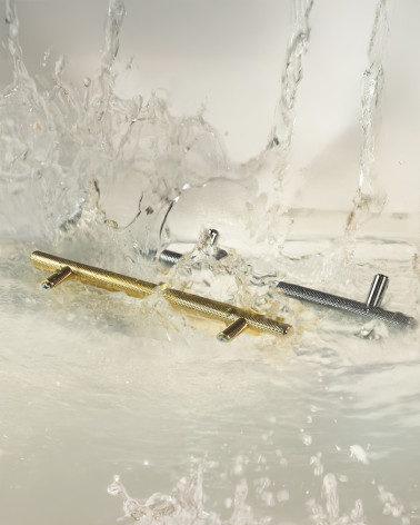 Maniglia per mobile CRUSO maniglie design presentate in una scena d'acqua schizzante