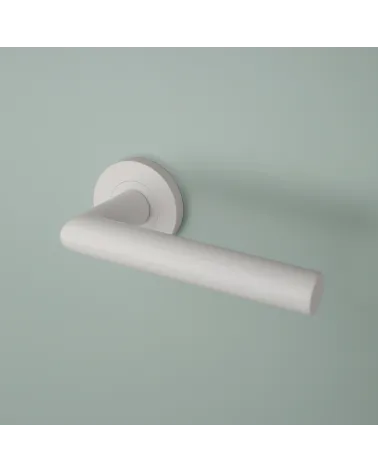 Maniglie per porta bianche ovali su sfondo grigio