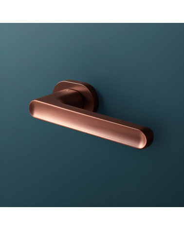 Maniglia per porta in rame JACOB design su sfondo unito