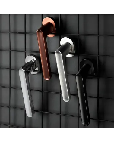 Maniglia per porta JACOB design presentata su una griglia