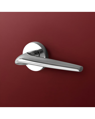 Maniglia per porta cromata lucida JULIA maniglia design valorizzata su sfondo unito