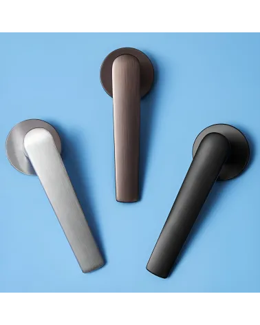 Maniglia per porta contemporanea MILA design disposte su sfondo blu
