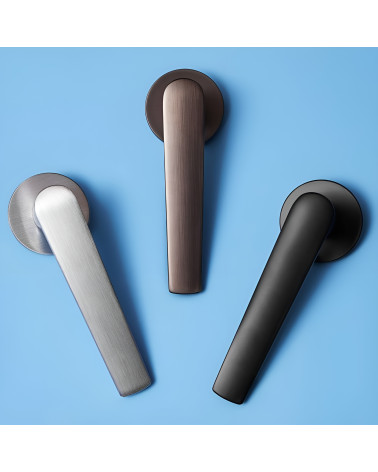 Maniglia per porta contemporanea MILA design disposte su sfondo blu