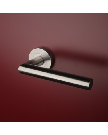 Maniglie per porta colore inox ovale su sfondo rosso