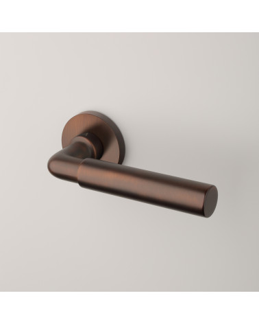 Maniglia per porta marrone scuro opaco FICARIA design su sfondo grigio