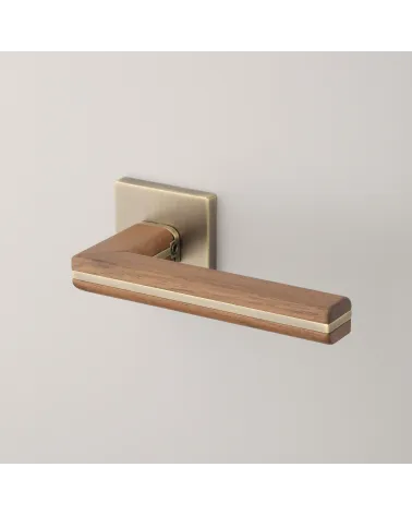 Maniglia per porta in legno di noce nero e ottone anticato CYRILLA