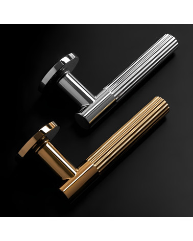 Maniglia per porta LIVIA maniglia design presentata verticalmente su sfondo scuro