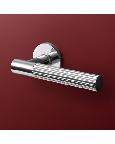Maniglia per porta cromo lucido LIVIA maniglia design messa in risalto su uno sfondo