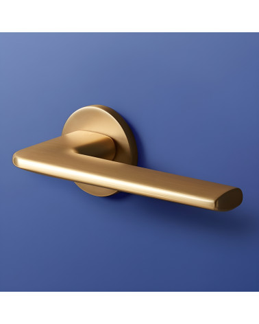 Maniglia per porta oro satinato ANDREA design su sfondo blu