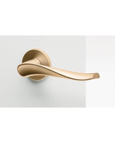Maniglia porta oro opaco Mandelli Spin maniglia design montata su una porta