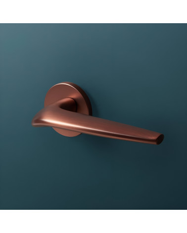 Maniglia per porta in rame JULIA maniglia design su sfondo blu