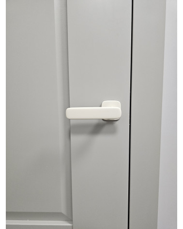 Maniglia per porta moderna FLOW design vista frontale montata su una porta