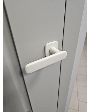 Maniglia per porta moderna FLOW design vista dall'alto montata su una porta