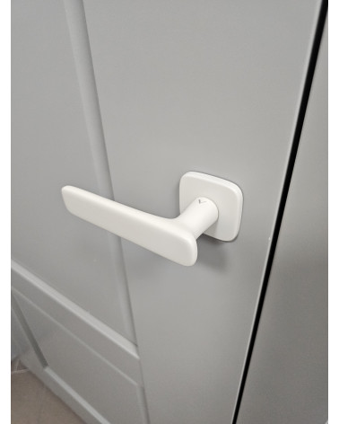 Maniglia per porta moderna FLOW design vista inclinata montata su una porta