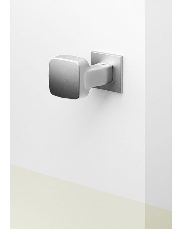 Pomolo per porta Mandelli Carrè maniglia design colore 1 montato su una porta