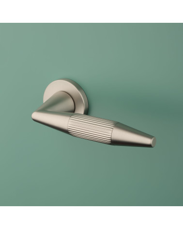 Maniglia per porta nichel satinato IDESA design su uno sfondo