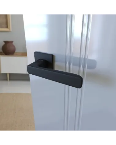 Maniglia per porta nera PARMA design montata su una porta aperta