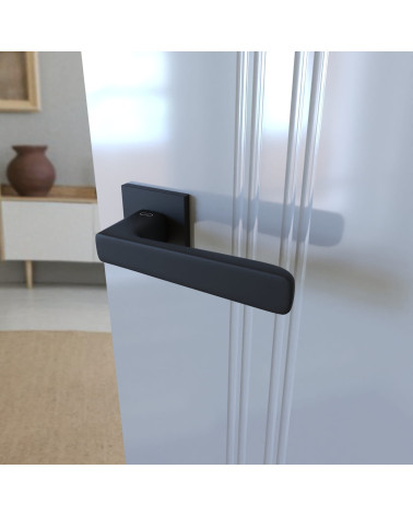 Maniglia per porta nera PARMA design montata su una porta aperta