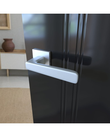 Maniglia per porta cromo satinato PARMA maniglia design vista ravvicinata montata su una porta