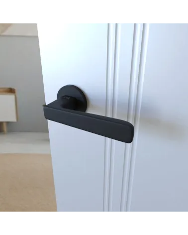 Maniglia per porta nera PARMA ferramenta design vista dall'alto inclinata