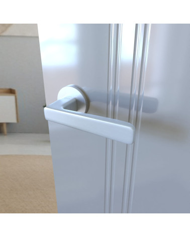 Maniglia per porta cromata satinata PARMA ferramenta design montata su una porta socchiusa