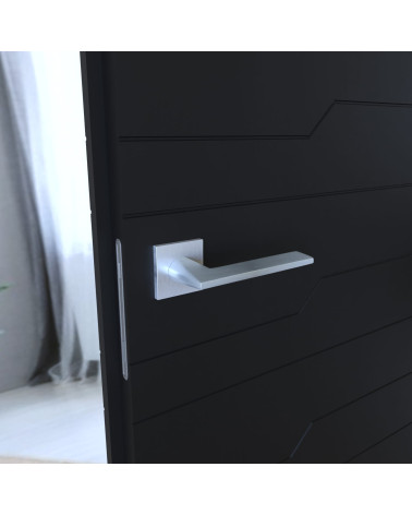Maniglia per porta cromata satinata ARA design montata su una porta socchiusa