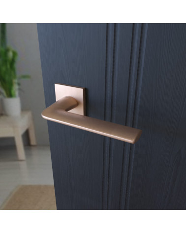 Maniglia per porta in rame STINGER ferramenta design vista inclinata