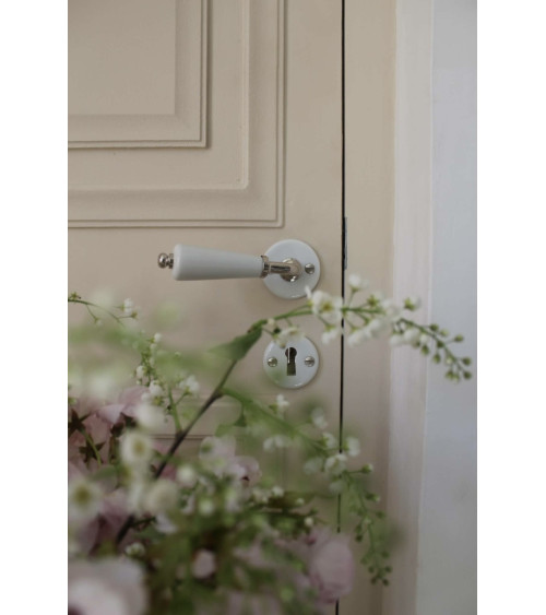 Maniglia per porta a cannone su rosetta bianca in porcellana - colore nichelato - maniglia design