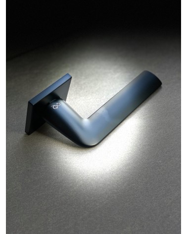 Maniglia per porta nera STINGER maniglia design su sfondo illuminato