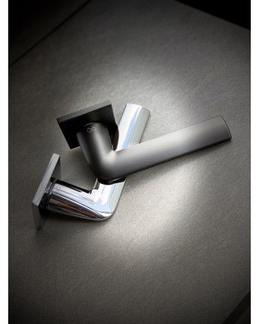 Maniglia per porta STINGER maniglia design con due colori posate su uno sfondo scuro