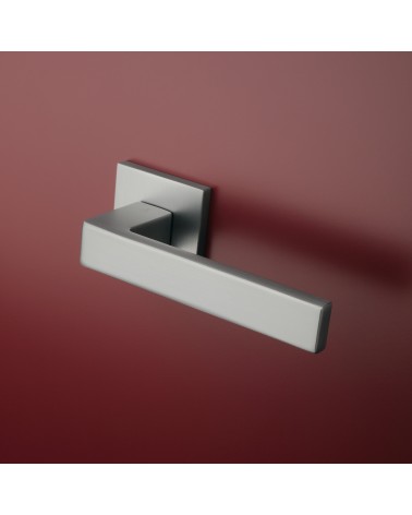 Maniglia per porta cromo satinato SULLA design montata su una porta