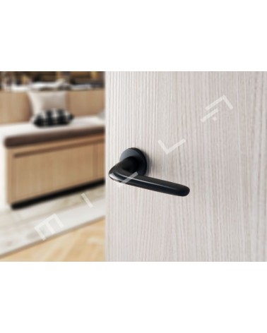 Maniglia per porta Nera AZALIA maniglia design montata su una porta