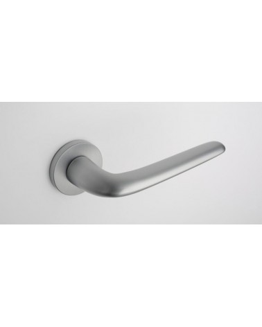 Maniglia per porta AZALIA design in cromo satinato vista dall'alto inclinata