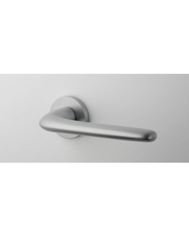 Maniglia per porta AZALIA design in cromo satinato vista frontale