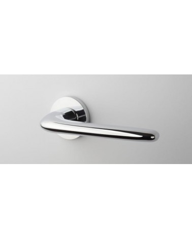 Maniglia per porta cromo lucido AZALIA design vista frontale montata su una porta