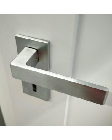 Maniglia per porta cromo spazzolato Apollo maniglia design vista dall'alto inclinata montata su una porta