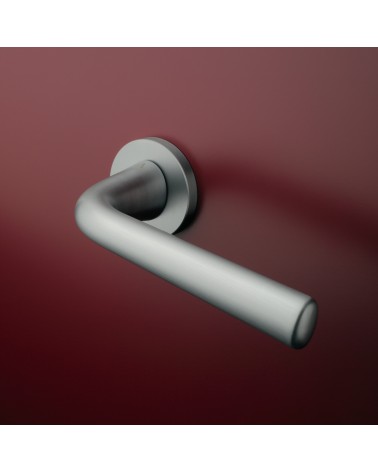 Maniglia per porta cromo satinato TULIPA porta interna design montata su una porta