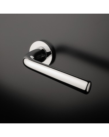 Maniglia per porta cromo lucido TULIPA porta interna design montata su una porta
