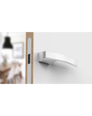 Maniglia per porta cromo satinato Arc maniglia design vista dal basso montata su una porta