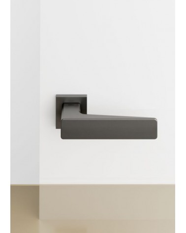 Maniglia per porta moderna Mandelli Virgo design colore 3 posata su uno sfondo