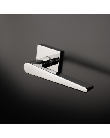 Maniglia per porta colore cromo lucido ARNICA maniglia design montata su una porta