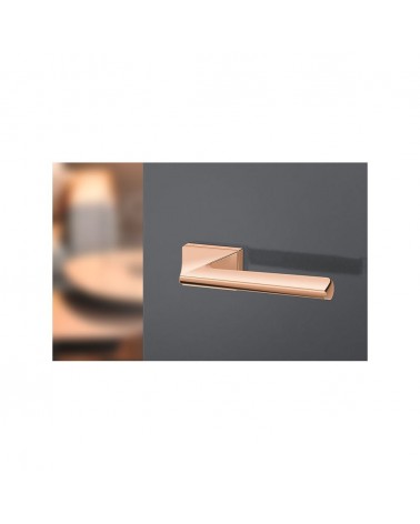 Maniglia per porta rame Impera maniglia design vista dall'alto inclinata montata su una porta