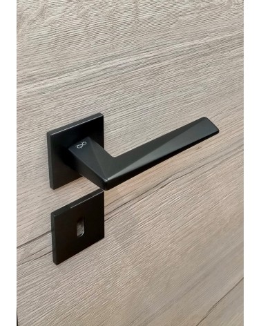 Maniglia per porta nera DIAMANT maniglia design vista dall'alto inclinata montata su una porta