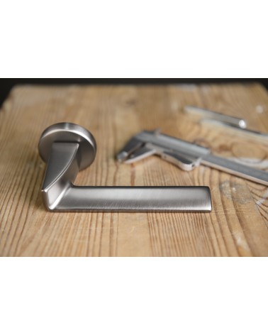 Maniglia per porta cromata lucida Ento Edge maniglia design vista laterale posata su una placca