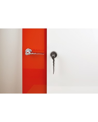 Maniglia per porta Ento Flow C3 maniglia di design montata su una placca